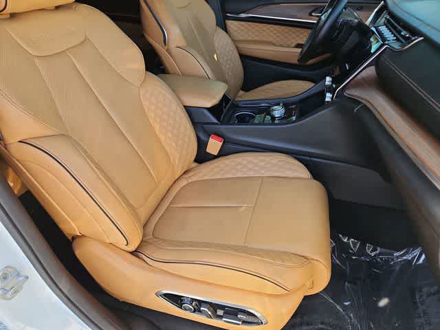 Thumbnail: 2022 Jeep Grand Cherokee - 23