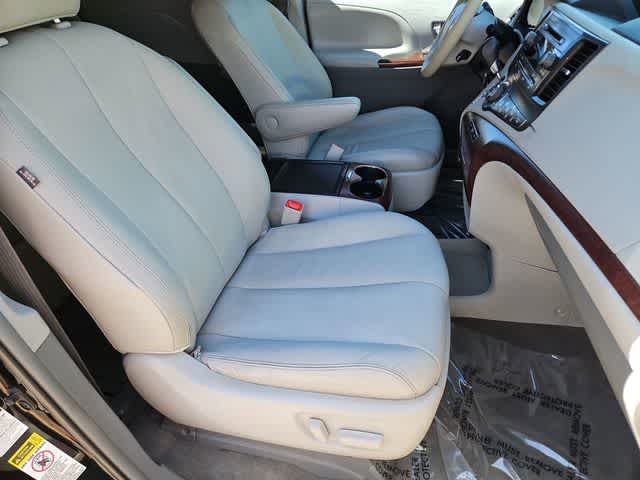 Thumbnail: 2012 Toyota Sienna - 23