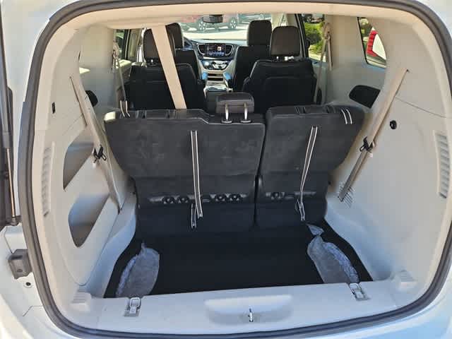 Thumbnail: 2023 Chrysler Pacifica - 33