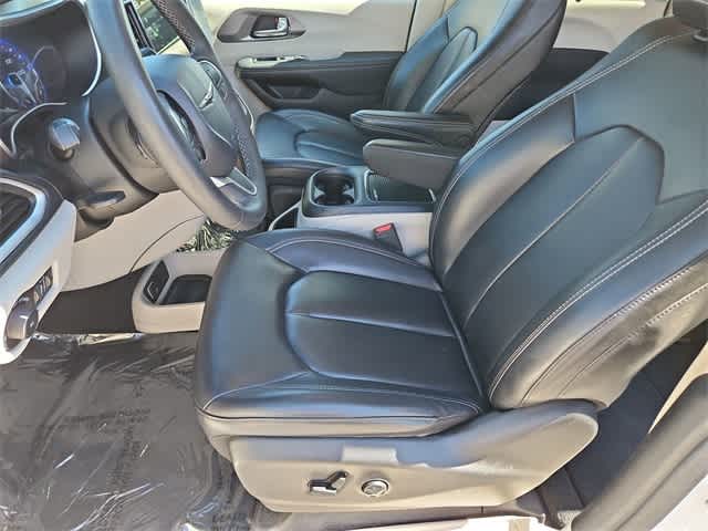 Thumbnail: 2023 Chrysler Pacifica - 17