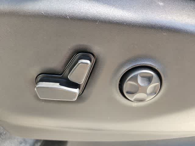 Thumbnail: 2023 Chrysler Voyager - 17