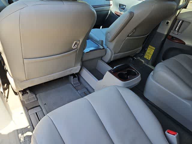 Thumbnail: 2012 Toyota Sienna - 19