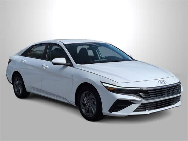 2024 Hyundai Elantra SEL photo 2