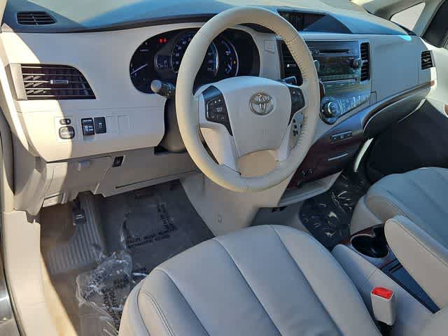 Thumbnail: 2012 Toyota Sienna - 10