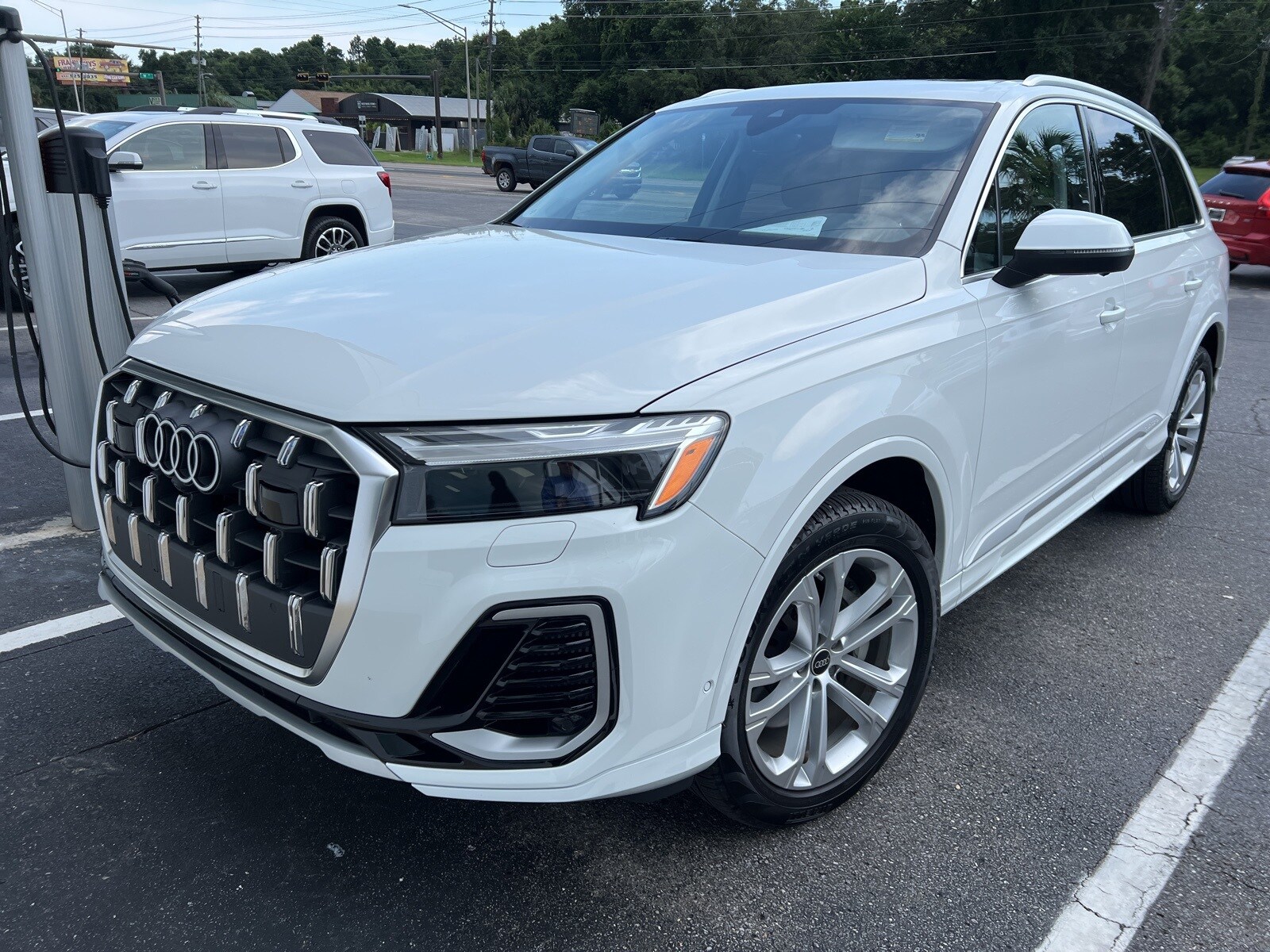 2025 Audi Q7 55 Premium Plus photo 3