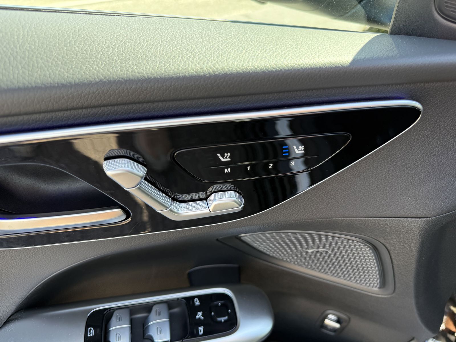 2025 Mercedes-Benz C-Class Sedan C 300 - Photo 11