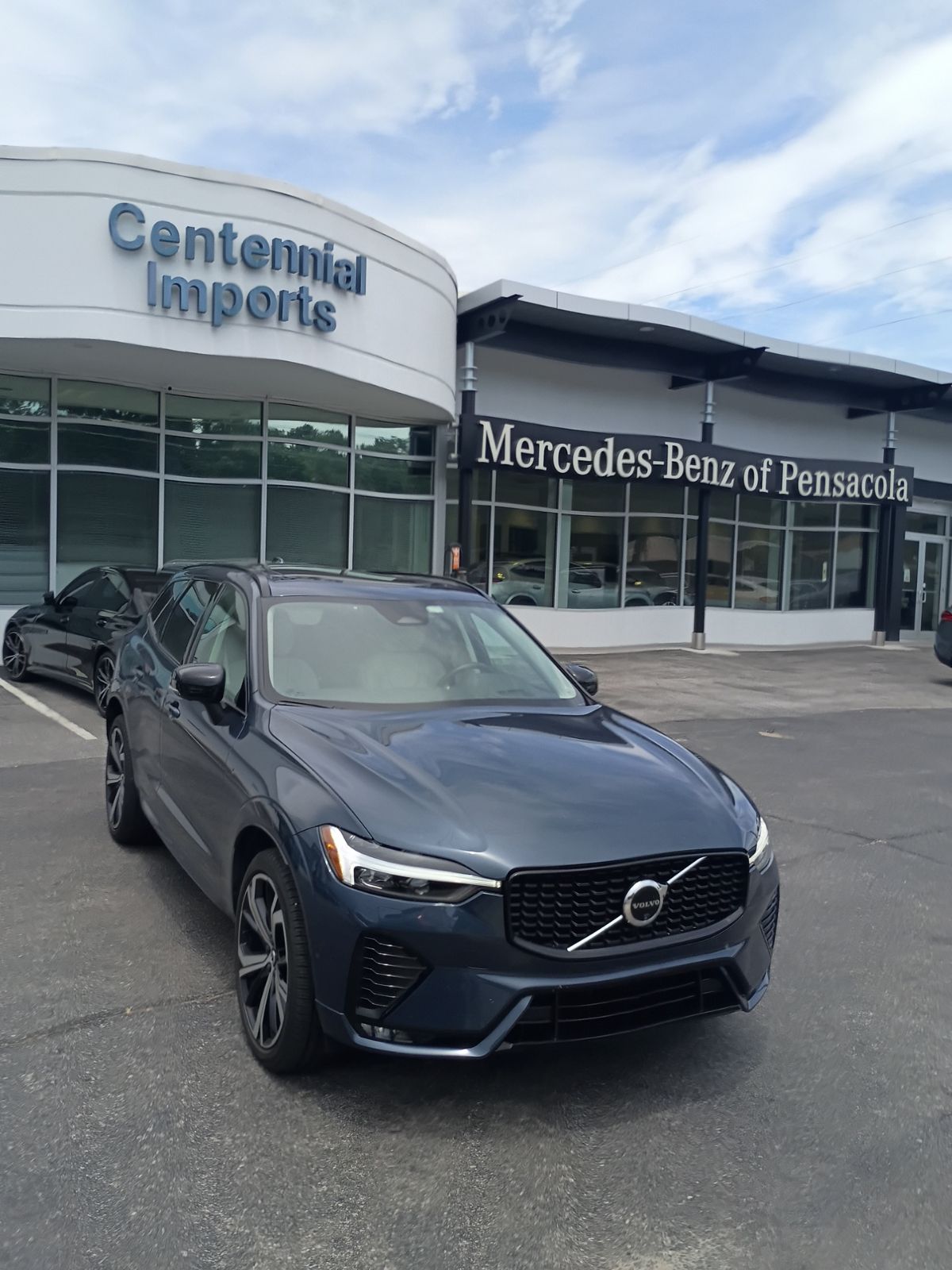 2024 Volvo XC60 B5 Ultimate Dark Theme AWD's photo