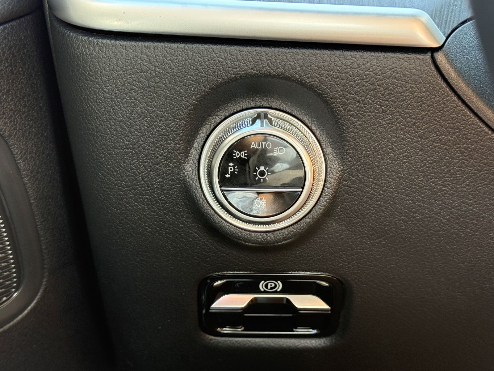 2025 Mercedes-Benz C-Class Sedan C 300 - Photo 18