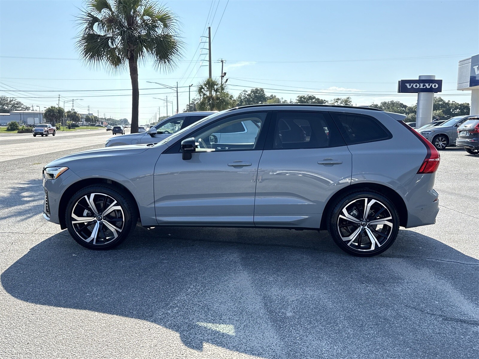 2025 Volvo XC60 photo 2