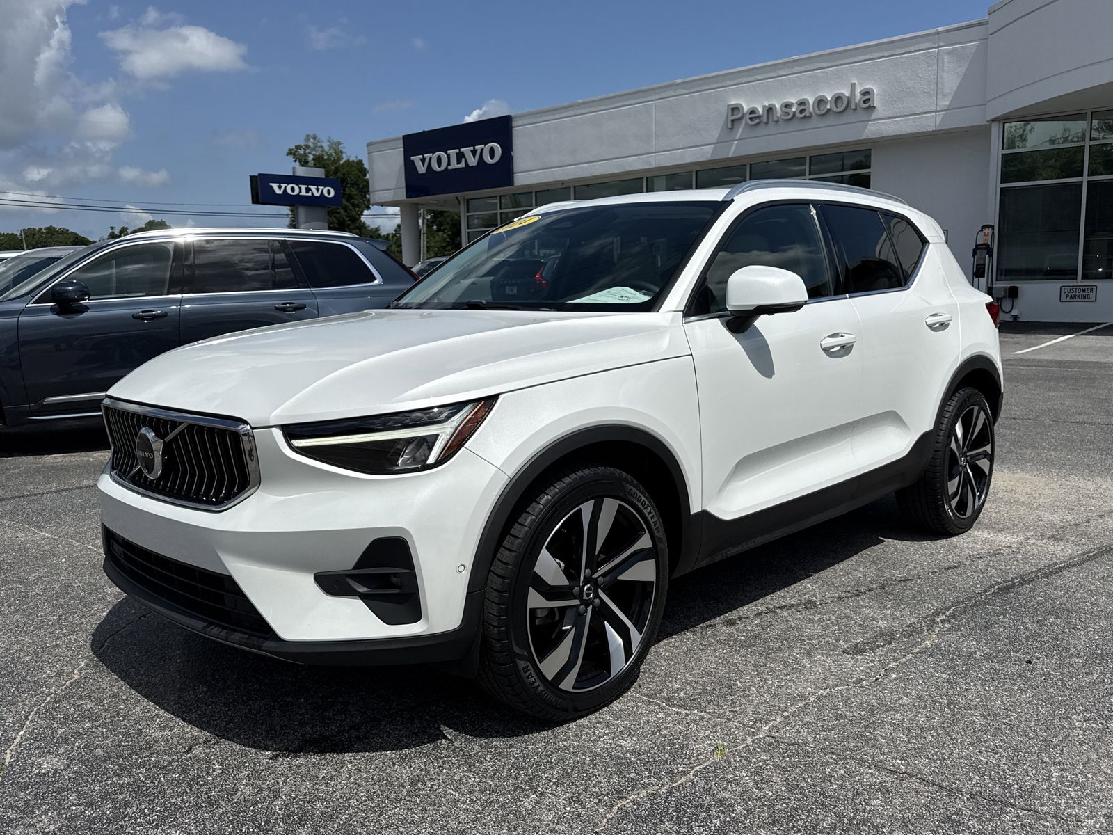 2024 Volvo XC40 B5 Plus Bright AWD's photo