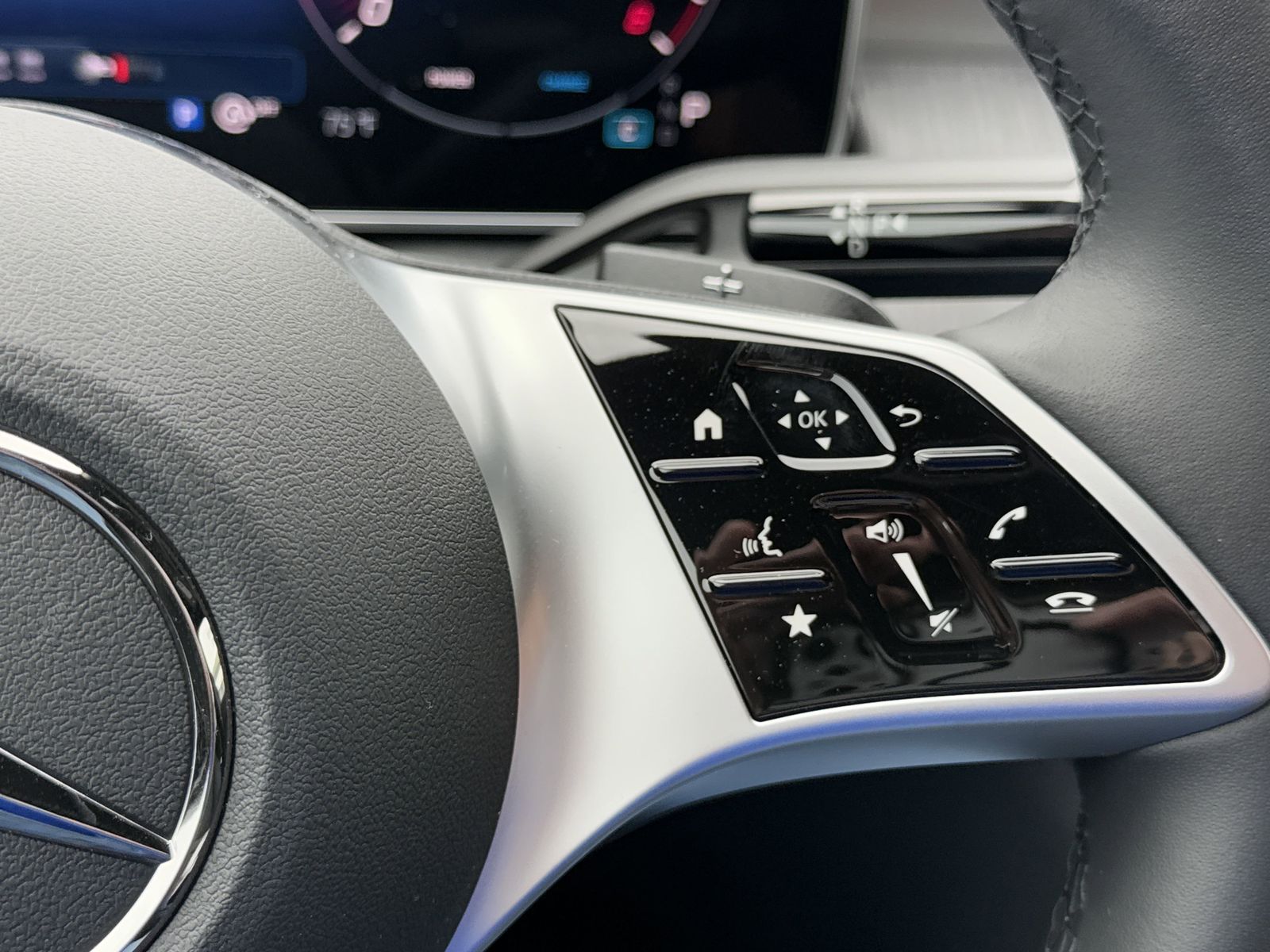 2025 Mercedes-Benz C-Class Sedan C 300 - Photo 19