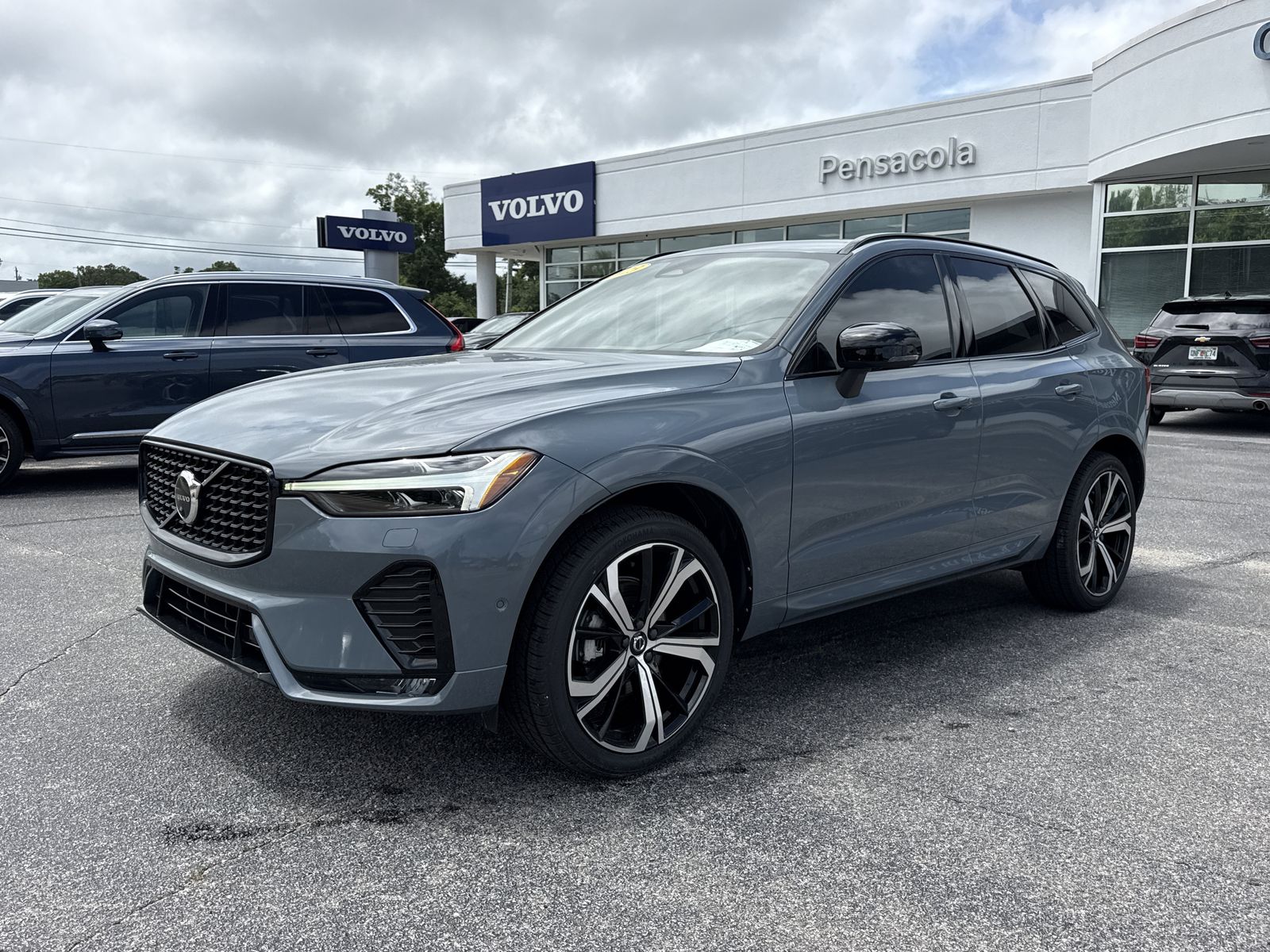 2023 Volvo XC60 B5 Ultimate Dark Theme FWD's photo