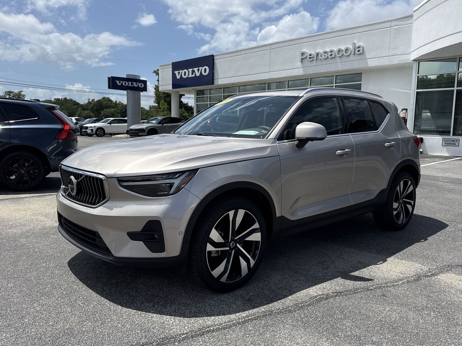 2024 Volvo XC40 B5 Plus Bright AWD's photo