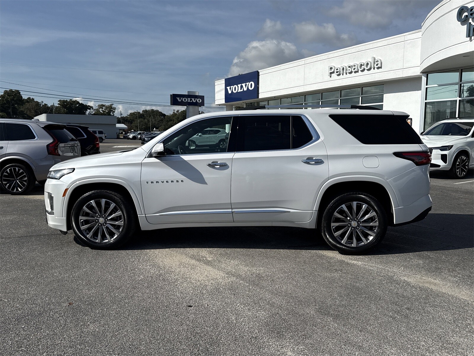 2023 Chevrolet Traverse Premier photo 2