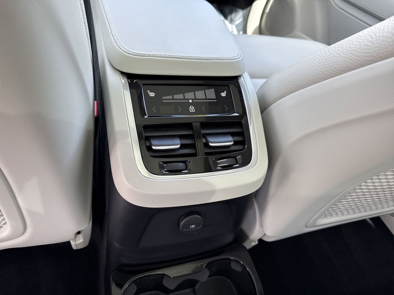 2024 Volvo XC90 Plus - Photo 13