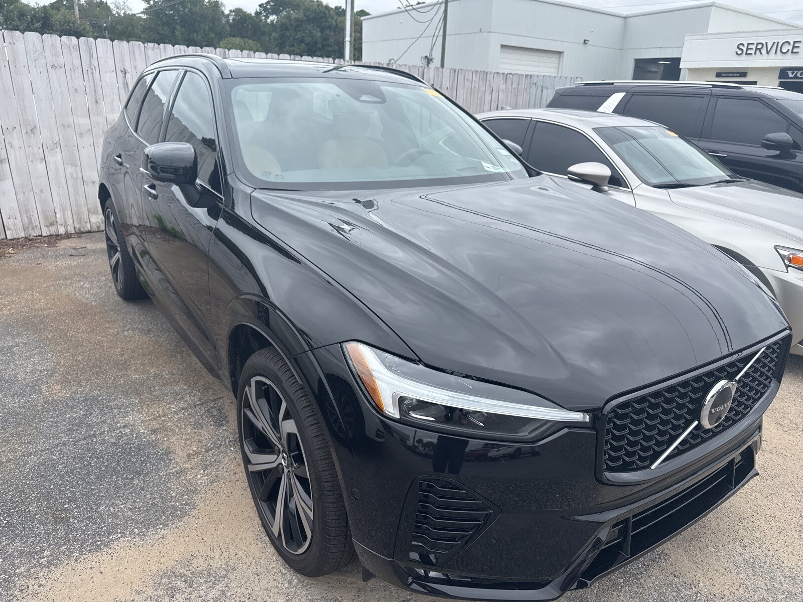 2025 Volvo XC60 B5 photo 3