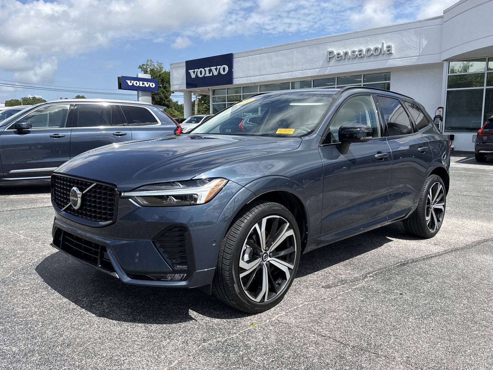 2024 Volvo XC60 B5 Ultimate Dark Theme AWD's photo