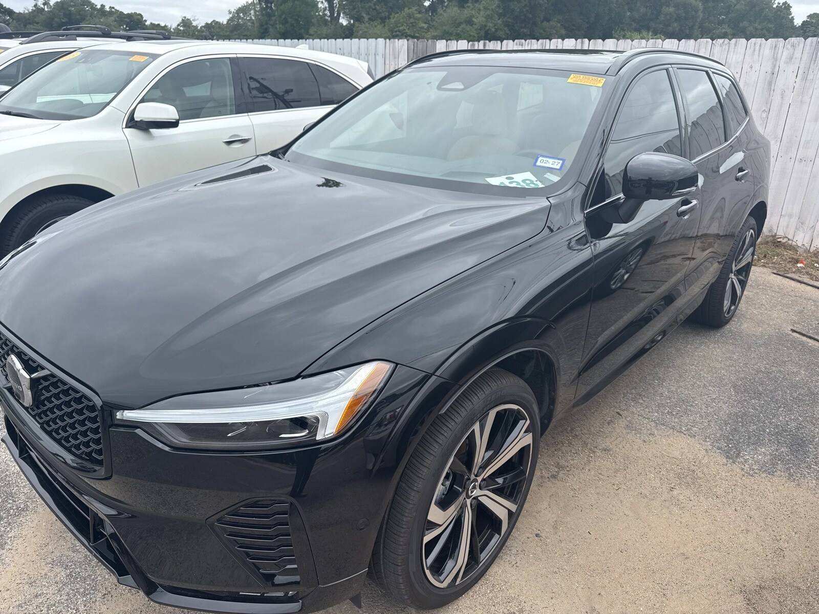 2025 Volvo XC60 B5 photo 2