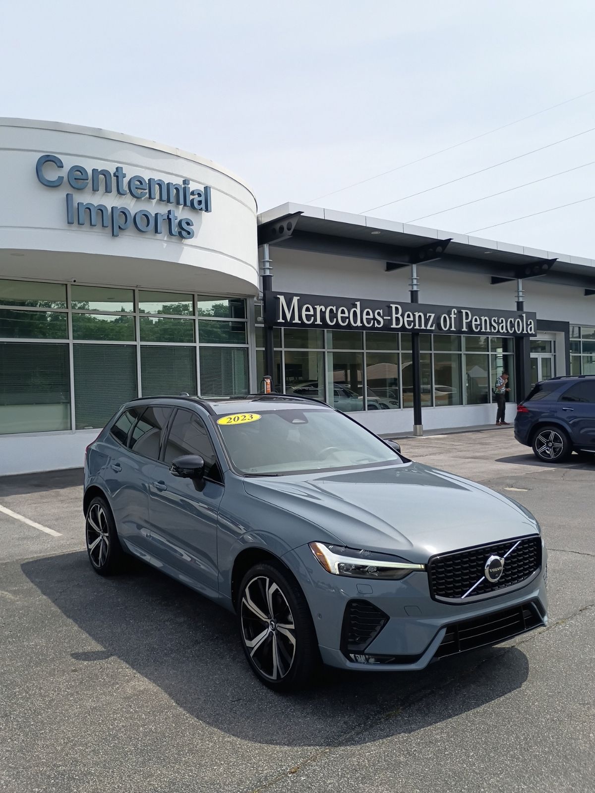 2023 Volvo XC60 B5 Ultimate Dark Theme FWD's photo