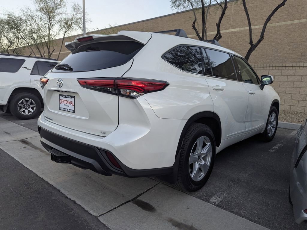 2021 Toyota Highlander LE photo 4