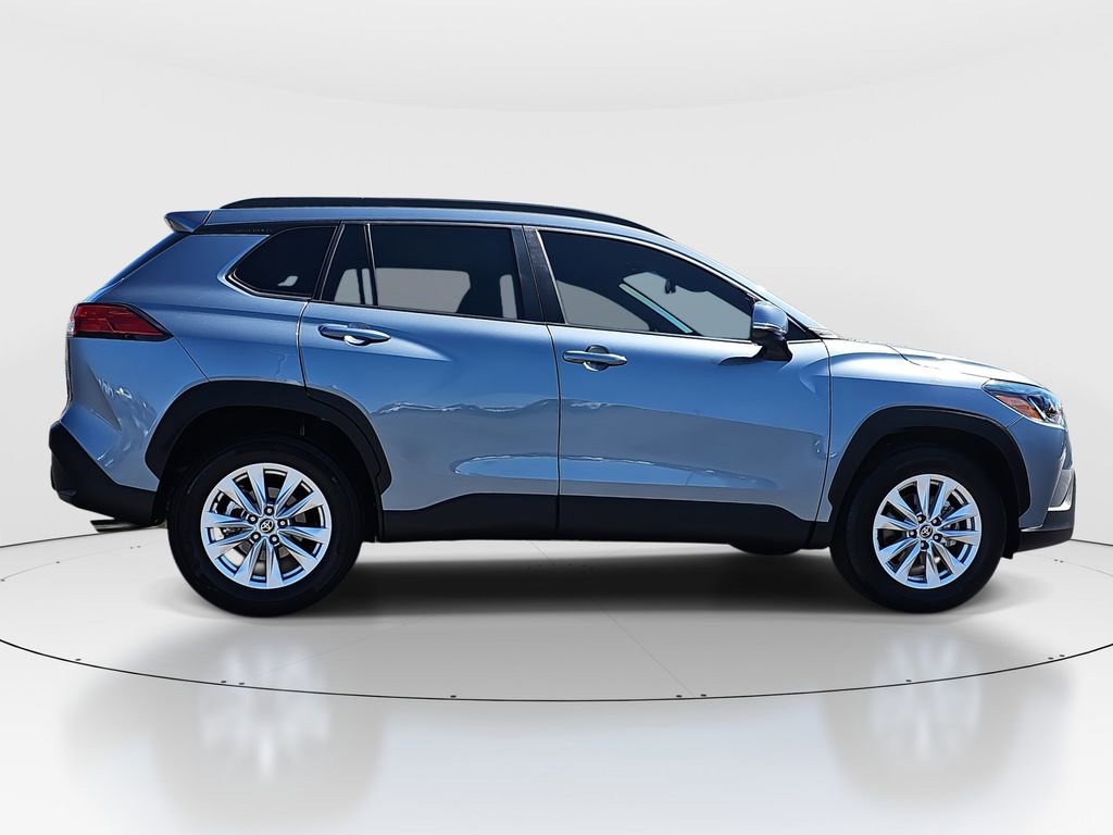 2023 Toyota Corolla Cross LE photo 4