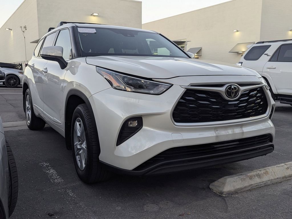 2021 Toyota Highlander LE photo 3