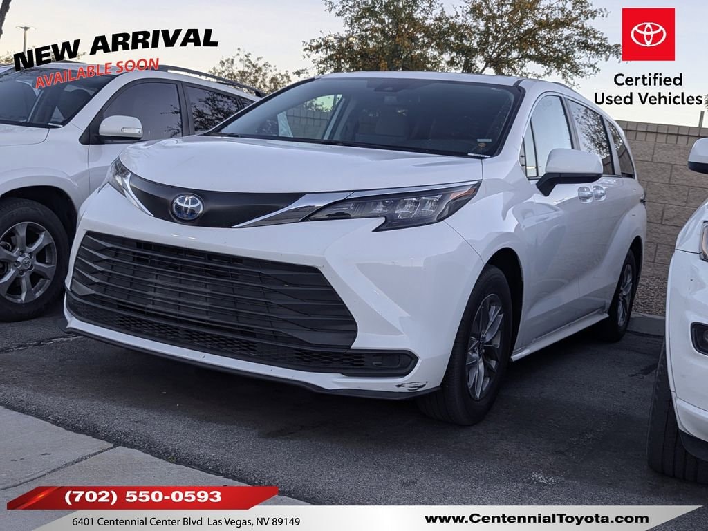 2024 Toyota Sienna LE's photo