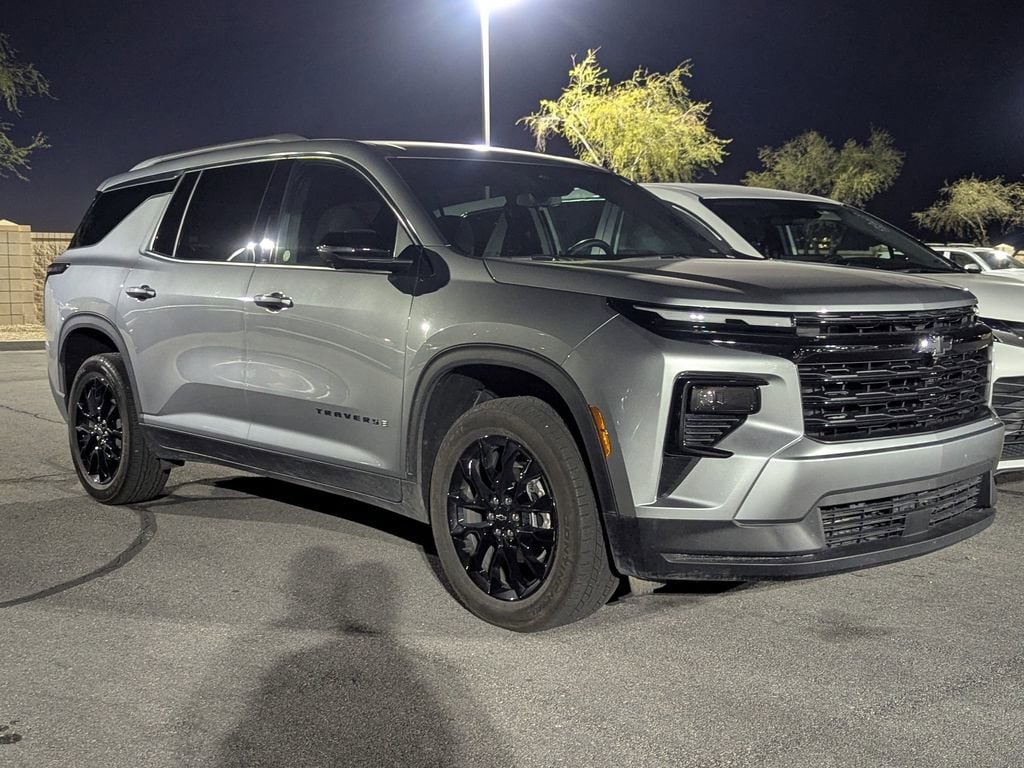 Used 2025 Chevrolet Traverse LT SUV