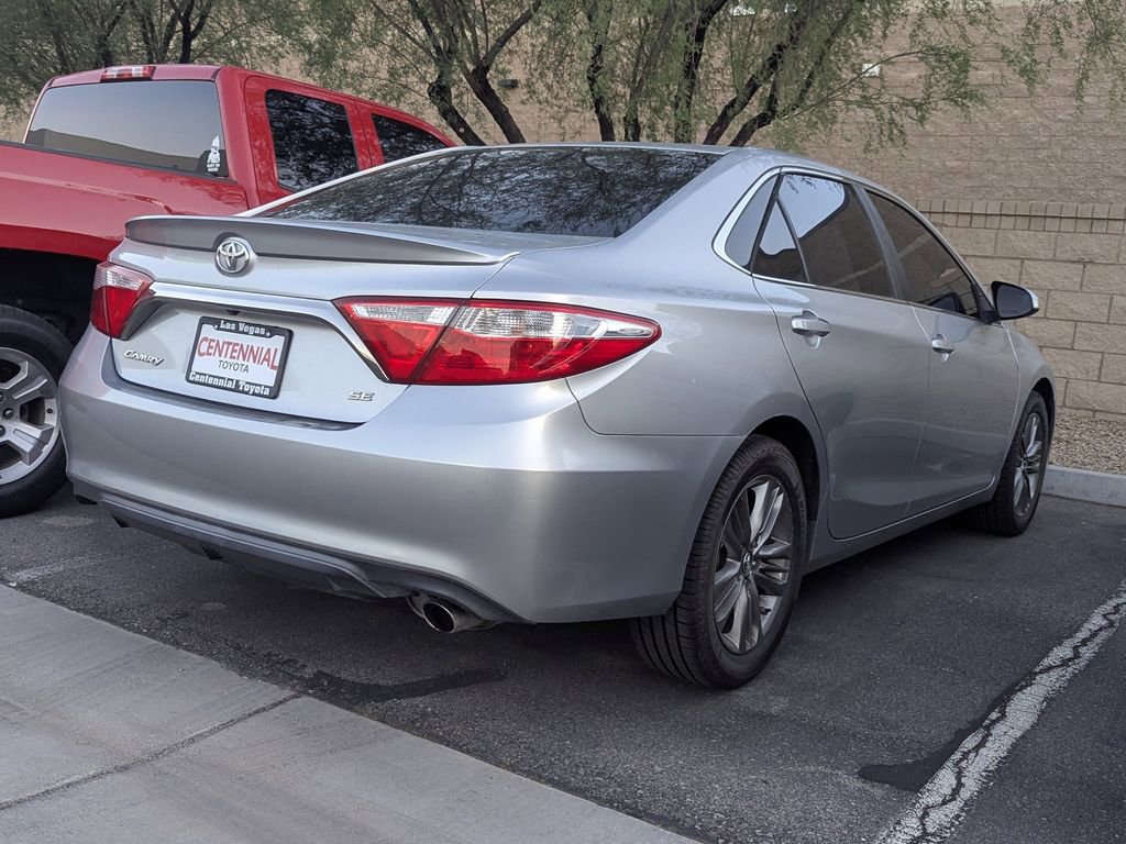 2016 Toyota Camry SE photo 4