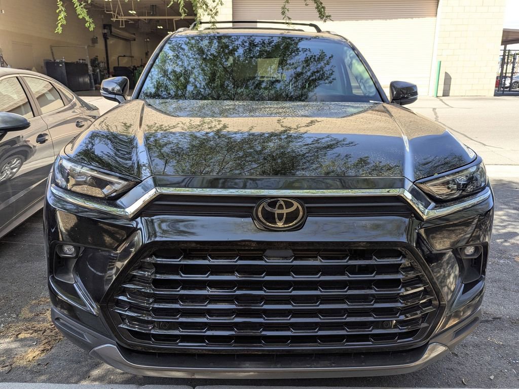 2024 Toyota Highlander Hybrid Limited photo 2