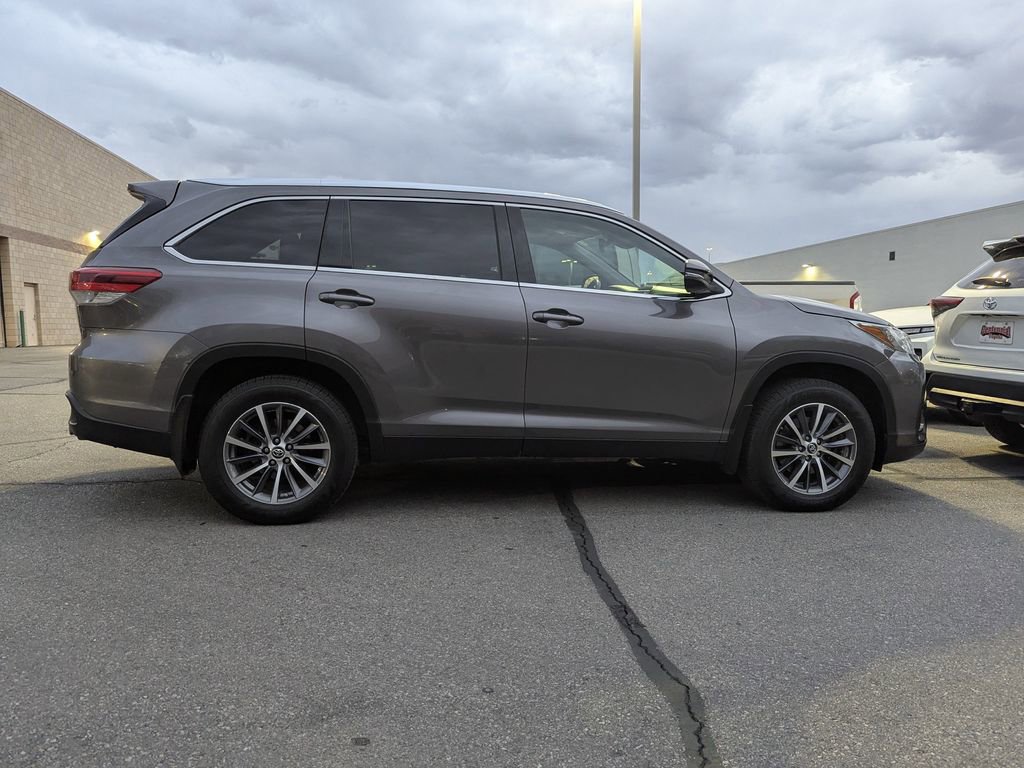 2019 Toyota Highlander XLE photo 2