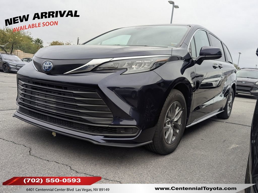 2024 Toyota Sienna LE's photo