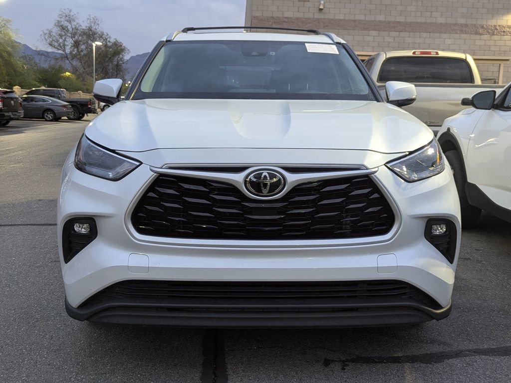 2022 Toyota Highlander XLE photo 2