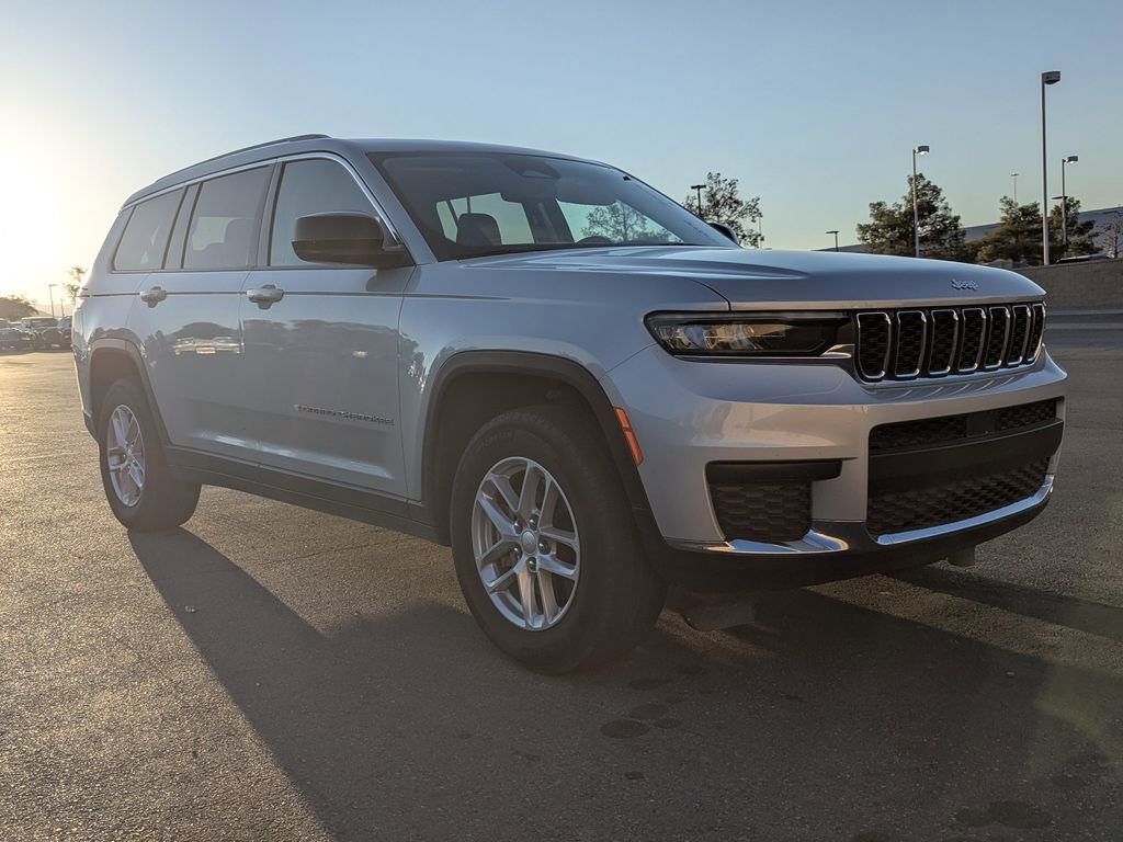 2023 Jeep Grand Cherokee Laredo photo 2
