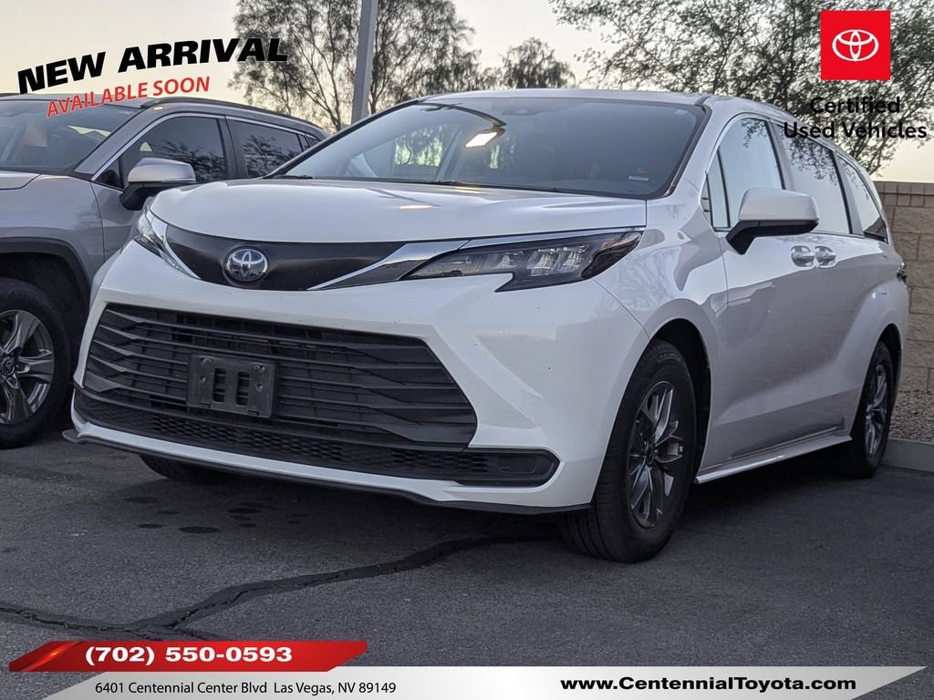 2024 Toyota Sienna LE's photo