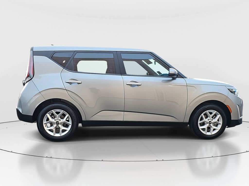 2023 Kia Soul LX photo 2
