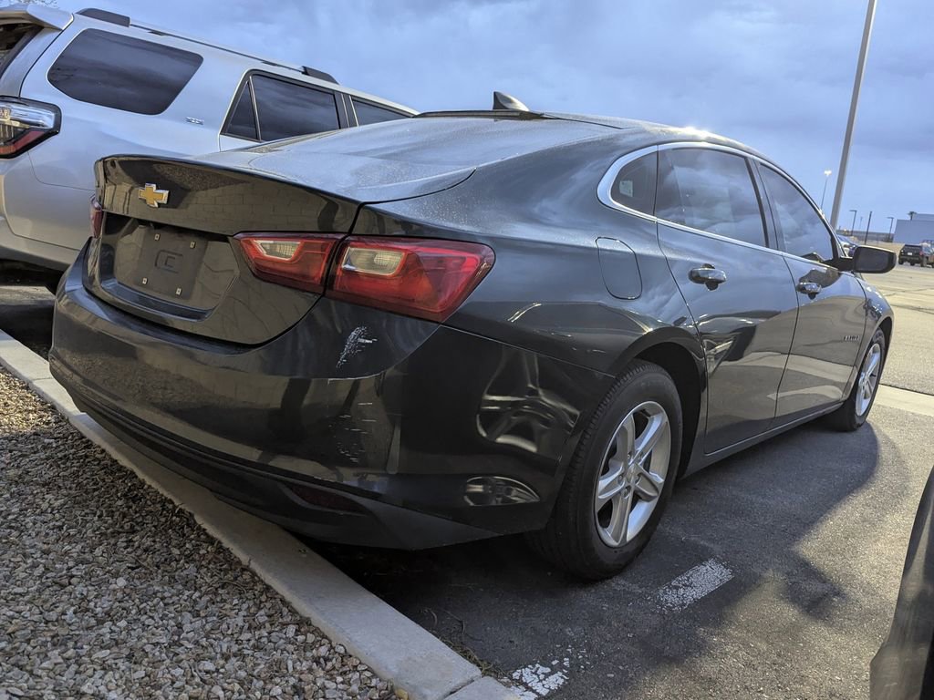 2019 Chevrolet Malibu photo 2