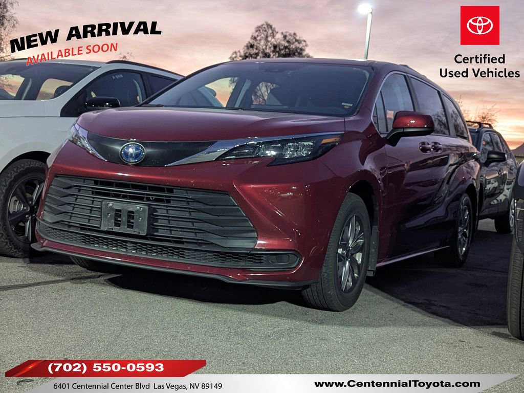 2024 Toyota Sienna LE's photo