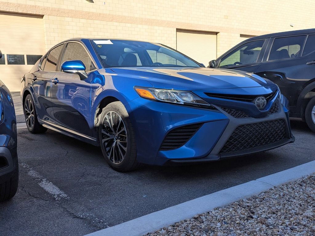 2019 Toyota Camry SE XLE photo 3