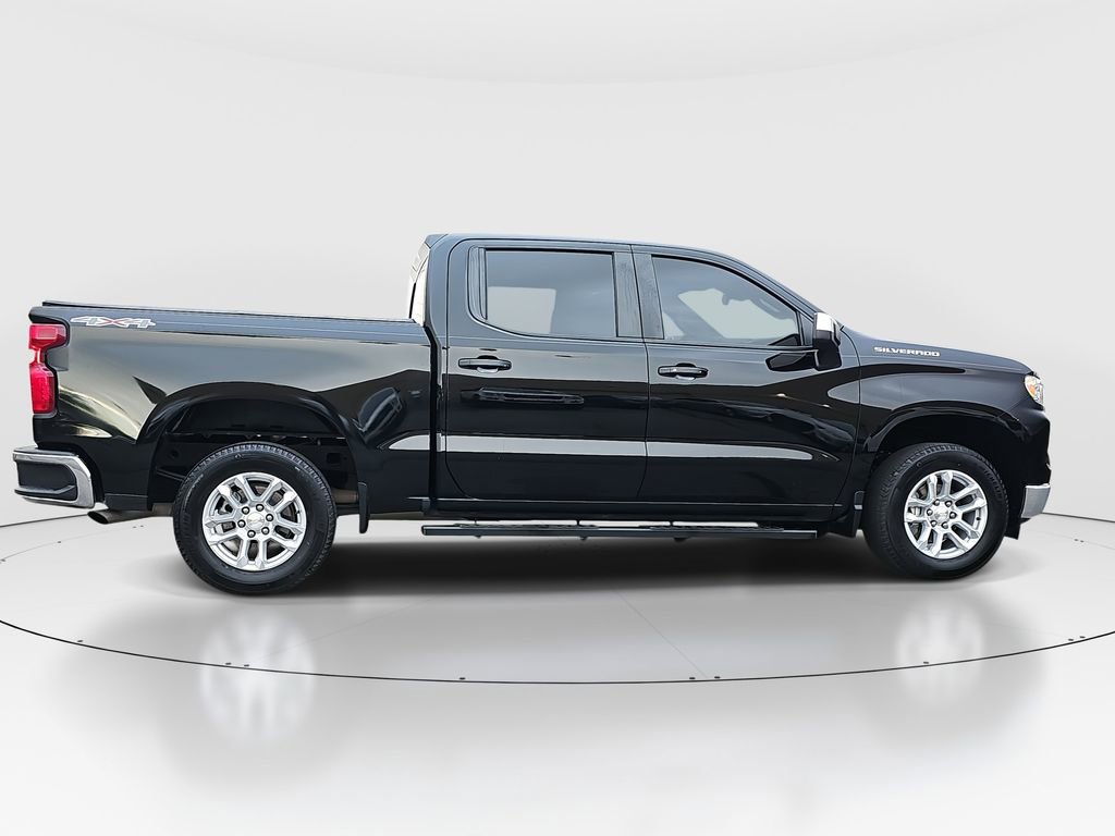2023 Chevrolet Silverado LT photo 4