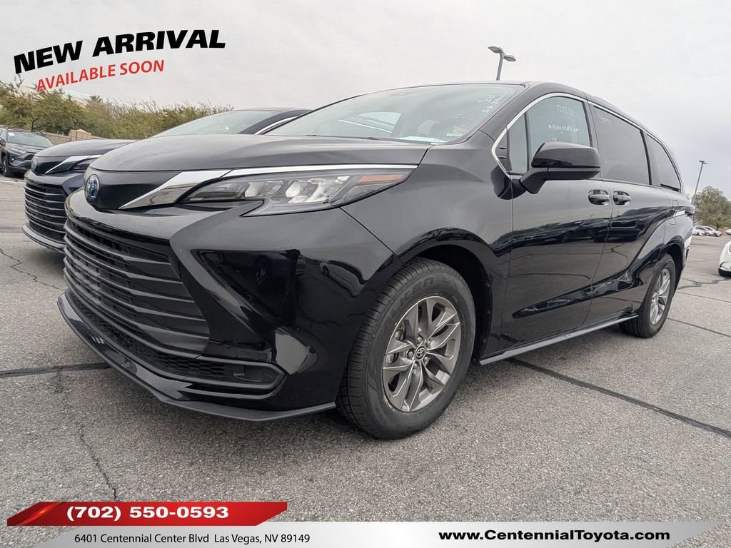 2024 Toyota Sienna LE's photo