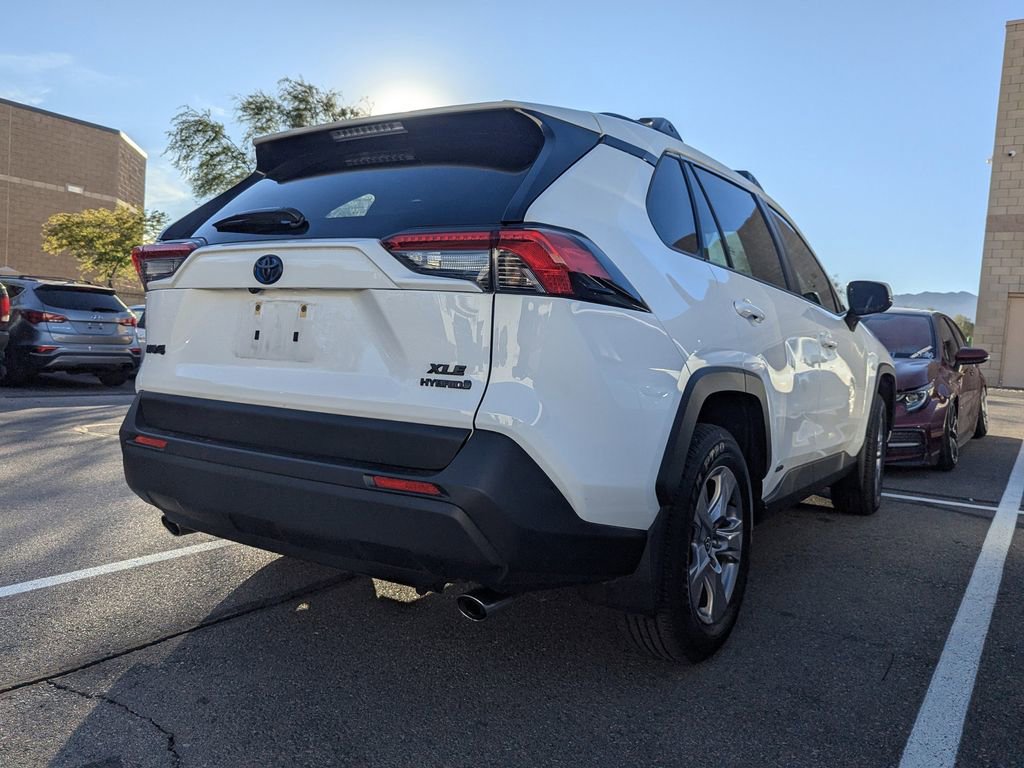 2024 Toyota RAV4 Hybrid XLE photo 3