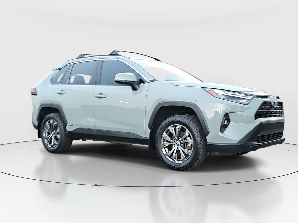 2022 Toyota RAV4 Hybrid XLE photo 3