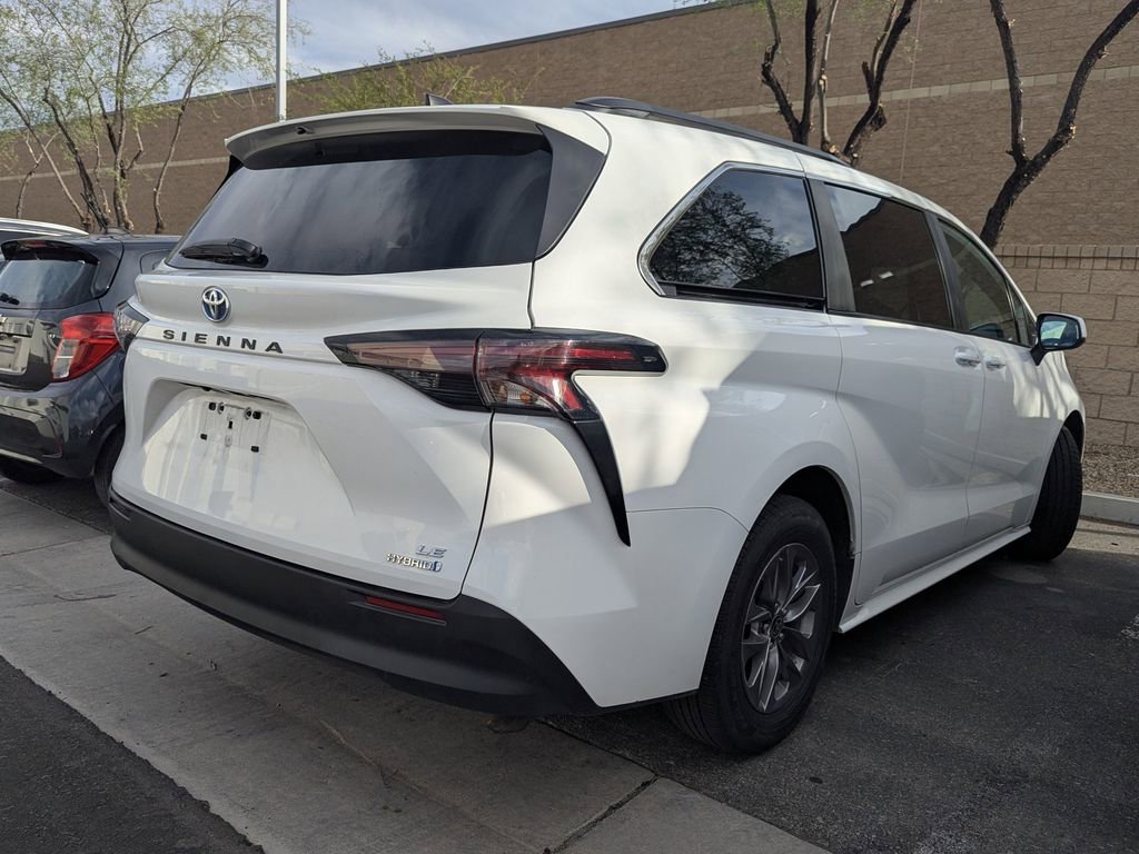 2024 Toyota Sienna LE photo 4
