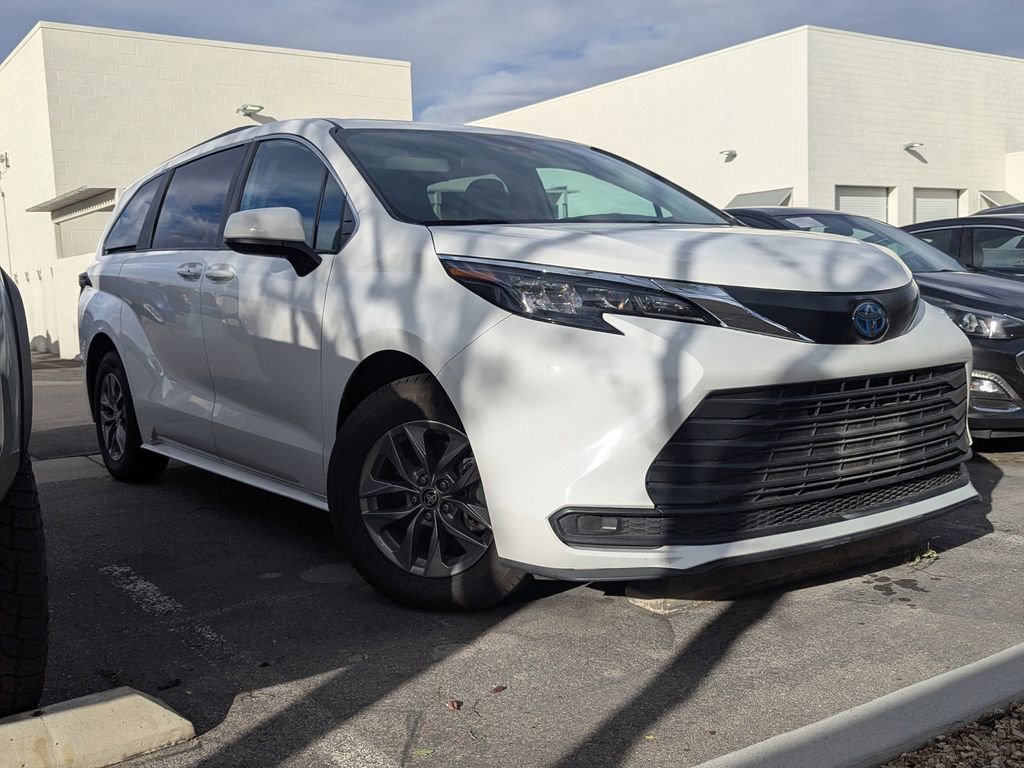 2024 Toyota Sienna LE photo 3