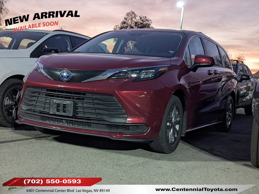 2024 Toyota Sienna LE's photo