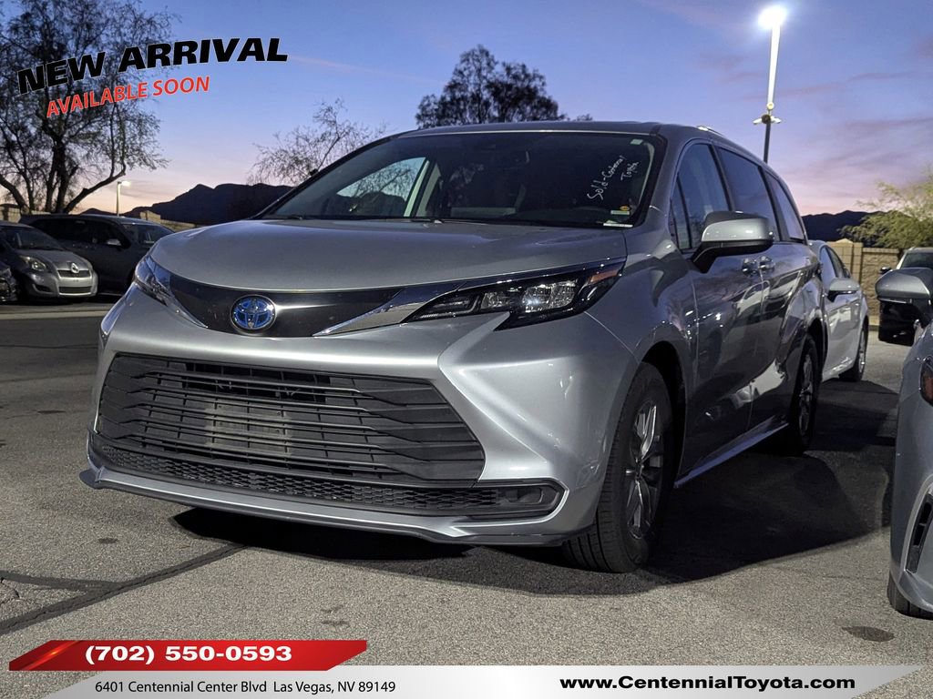 2024 Toyota Sienna LE's photo