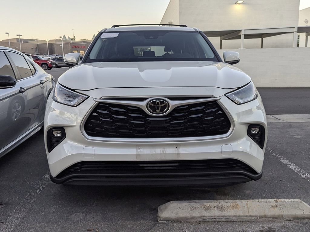 2021 Toyota Highlander LE photo 2
