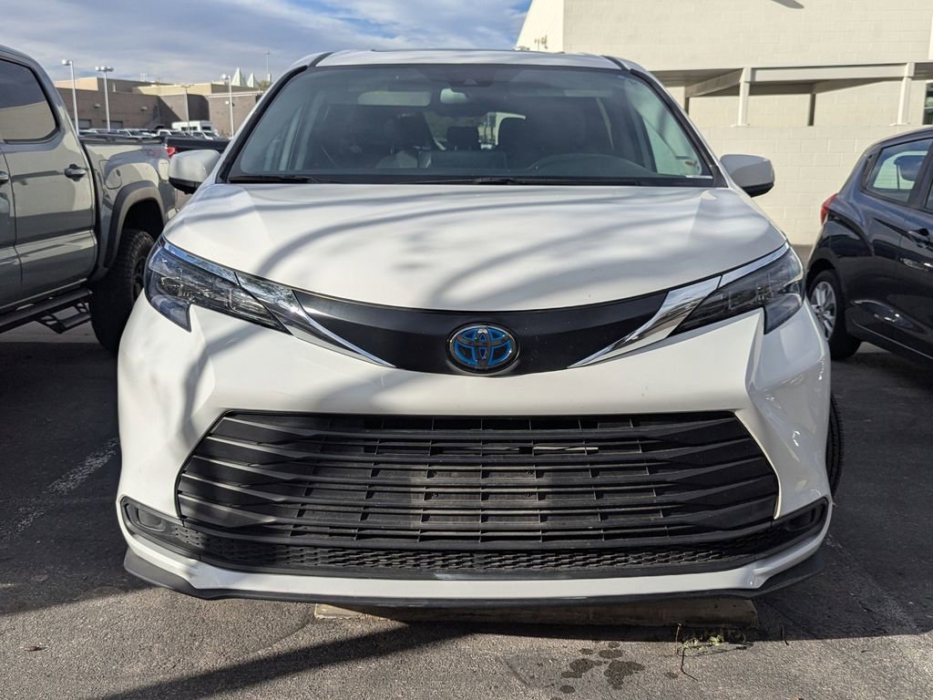2024 Toyota Sienna LE photo 2