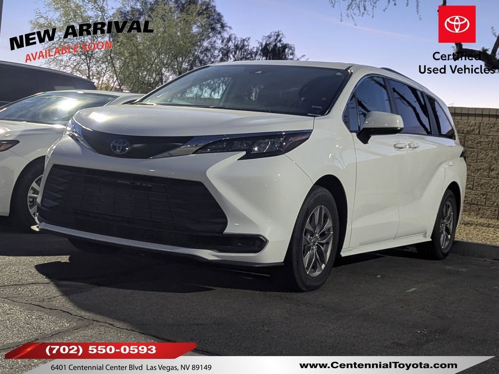 2024 Toyota Sienna LE's photo